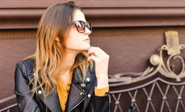 Bayan kahve molası sırasında dinlenme vardır. Güneş gözlüklü kız kahverengi Teras özgeçmişlerine teşkil etmektedir..