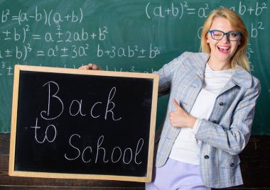 Sansasyonel eğitim promosyonu için geçerli olan. Okula geri özel teklif. Özel indirim indirim Satılık okul sezonu. Kadın öğretmen Okulu kara tahta arka plan üzerinde yazıt için yazı tahtası geri tutar