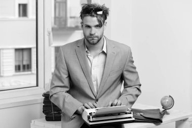 Yazar ya da iş adamı giyen gri takım elbise. Adam ciddi bir yüz ile hikaye ya da iş rapor türleri.