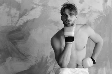 Düşünceli yüz ve renkli arka plan üzerinde kıl olan adam. Karışık dövüş sanatları eğitimi kavramı. MMA savaşçı güçlü gövdeli