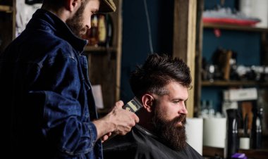 Hipster istemci Başlarken saç kesimi. Kuaför saç kesme makinesi ile sakallı adam, retro berber arka plan saç kesimi üzerinde çalışır. İstemci ense üzerinde kırpma makası kesme saçlı berber. Hippi saç modeli kavramı.