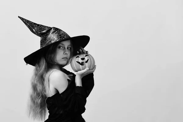 ハロウィンとお祝いのコンセプトです。魔女衣装とジャック o のランタンの子 — ストック写真