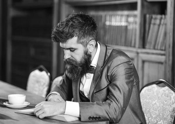 Homem barbudo lendo e bebendo chá ou café. Conceito de homem barbudo . — Fotografia de Stock