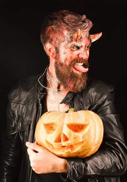 Concepto fiesta de Halloween. Diablo o monstruo con decoraciones de octubre. Hombre usando maquillaje aterrador — Foto de Stock