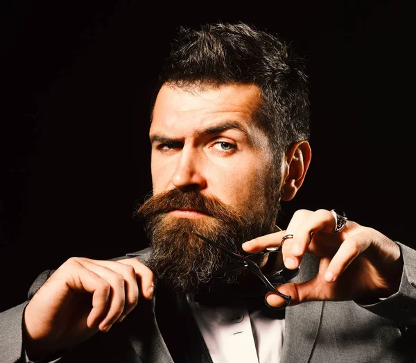 Концепція для перукарень реклами. Чоловік з бородою тримає ножиці. Мачо в офіційний костюм — стокове фото