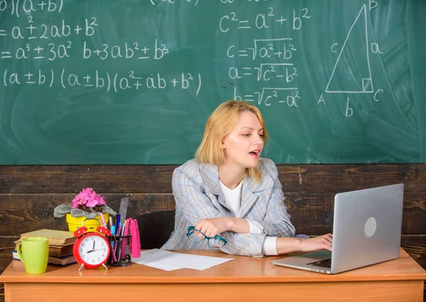 Huidige les op alomvattende wijze gebruiken visual om te leren te vergemakkelijken. Organiseren van klasse en maken het leren makkelijk proces. Leraar vrouw zitten werk laptop surfen internet schoolbord tabelachtergrond — Stockfoto