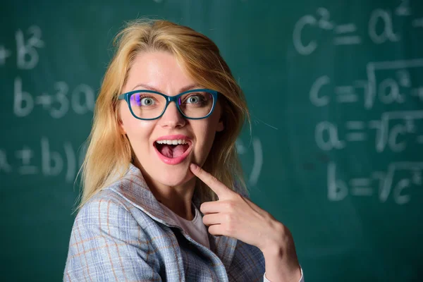 Leraar verwondering over resultaat. Ken jij hoe het oplossen van die taak. Vrouw draag bril slimme leraar klas schoolbord achtergrond, close-up. School onderwijs-basiskennis. Oplossen van wiskunde taak — Stockfoto