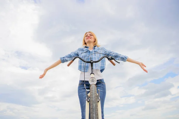Nő élvezhetik a szabadságot, míg a lovaglás. Biciklis hobbi és a legjobb módja annak, hogy pihenjen, és csökkenti a stresszt. Nyugodt és szabad lány ülni a kerékpár. Top mentális előnyök a kerékpározás. A mindennapi kerékpározás, hogy boldogabb — Stock Fotó