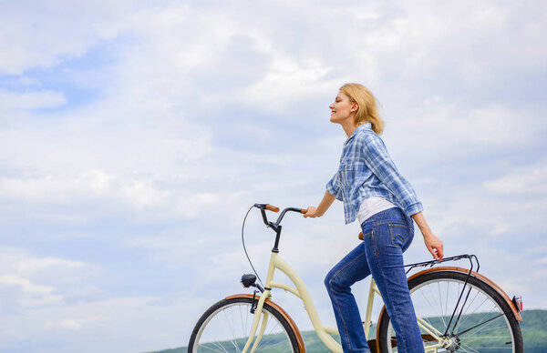 Как научиться ездить на велосипеде, как взрослый. Девушка на велосипеде. Самые здоровые, экологически чистые и наиболее удовлетворительные формы самостоятельного транспорта. Женщина ездит на велосипеде небо фоне. Активный отдых
