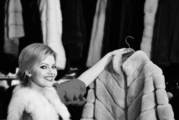 Mode- und Einkaufskonzept. Frau im weißen Nerzmantel shoppt mit lächelndem Gesicht — Stockfoto