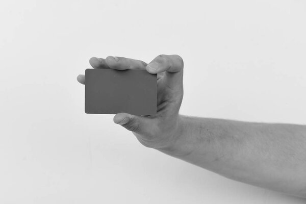 Реклама и введение концепции. Мужская рука держит темную грин-карту. Кусок бумаги
