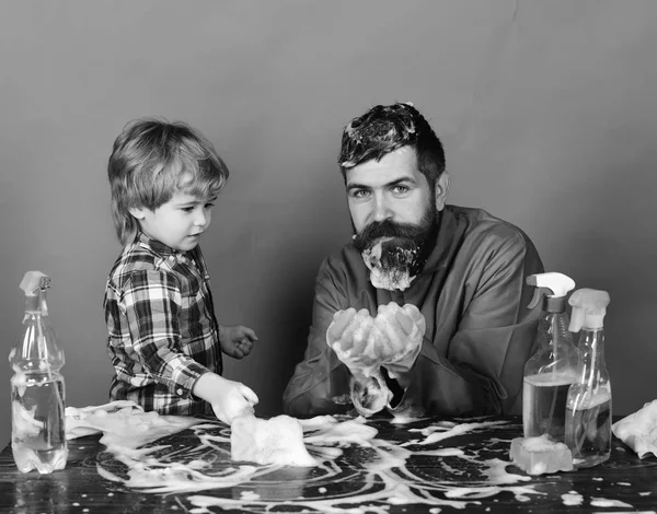 Concept de paternité. Homme barbe et savon mousse sur cheveux et enfant — Photo