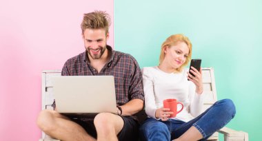 Adam kız laptop ve smartphone. İletişim engelleri olmadan. Almak içinde değmek her yerde Mobil Internet modern teknoloji video konferans. Görüntülü görüşme fırsatı. Dokunmatik aile video aramasında tutmak