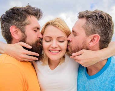 Erkeklerin dikkatini seviyor. Kız iki adamla sarılmak. Aşk üçgeni. Nihai Kılavuzu kaçınarak arkadaş bölge. Erkekler aynı kız yanakları öp. Bayan ilişkiler her iki hayranlar tadını çıkarın. Erkekler aşık aynı kadınla