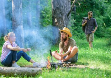 Büyük piknik için toplama. Yaz piknik katılın. Şirket sosis sopa üzerinde kavurma eğleniyor. Çayır takılmak ve hazırlamak için toplantı arkadaşlar sosis aperatifler doğa arka plan kavrulmuş
