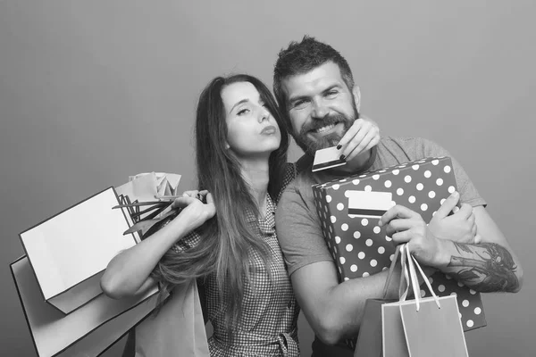 Conceito de compras e moda. Homem barbudo com rosto sorridente detém sacos de compras — Fotografia de Stock