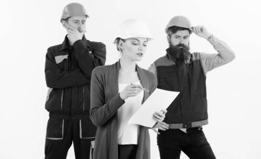 Takım mimarlar, inşaatçılar ile kadın Yöneticisi bakar, belge, beyaz arka plan izole. Kadın patron kavramı. Kask ile meşgul yüz kadın