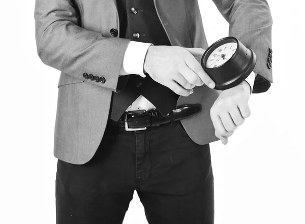 Ο άνθρωπος φοράει κομψό κοστούμι με χρονόμετρο. Αρσενική χέρι κρατά χρονόμετρο — Φωτογραφία Αρχείου