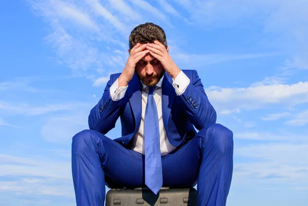 Бизнесмен сосредоточен сидеть на портфеле синий фон неба. Возьми минуту на анализ. Бизнесмен формальный костюм думать о бизнесе, пока ждать встречи передачи сделки. Концепция бизнес решений — стоковое фото