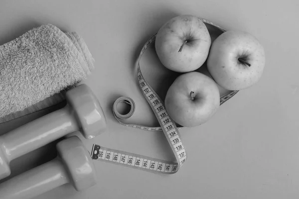 Barbells Par Des Pommes Vertes Juteuses Régime Alimentaire Sport Concept — Photo