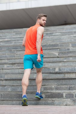 Enerji kavramı. Güçlü adam enerji dolu. Sporcu enerjisi ile üst kata. Enerji ücretsiz