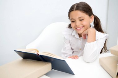 Kavramı kitap. Mutlu okuma kitabı bir gülücük. Teach Yourself kitap. Kitap, dünya değiştirmek için