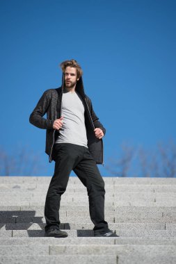 Adımları kavramı. Kapüşonlu sweatshirt genç adam adımları güneşli mavi gökyüzü üzerinde durmak. Başarı için adımlar. Özgürlük adımlarda anahtarıdır