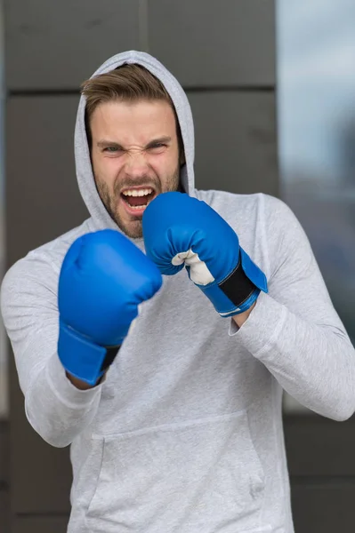 Concepto de boxeo. Deportista enérgico en guantes de boxeo. Hombre boxeador listo para el boxeo. Nada como el boxeo. — Foto de Stock