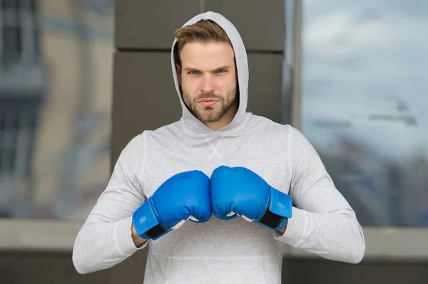 Dövüş konsepti Erkek boksör dövüşmeye hazır. Sporcu dövüş kulübünde boks eldiveni giyer. Dövüş başladı. — Stok fotoğraf