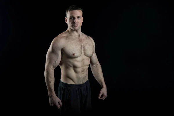 Bodybuilder-Konzept. Bodybuilder Mann mit kräftigem Körper. Bodybuilder mit Sixpack und Bauchmuskel. sexy Bodybuilderin mit muskulösem Oberkörper. Bodybuilding, Kopierraum — Stockfoto