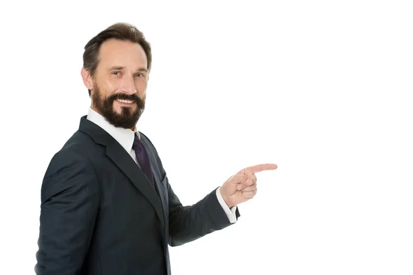 Concetto maschile. Un uomo che punta il dito isolato sul bianco. Uomo barbuto in abito formale. Uomo felice con barba e baffi. Guarda, copia lo spazio. — Foto Stock