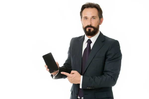 Concepto de Smartphone. El hombre barbudo señala con el dedo el teléfono inteligente. Hombre de negocios mantenga teléfono inteligente. Smartphone es lo que necesitas — Foto de Stock