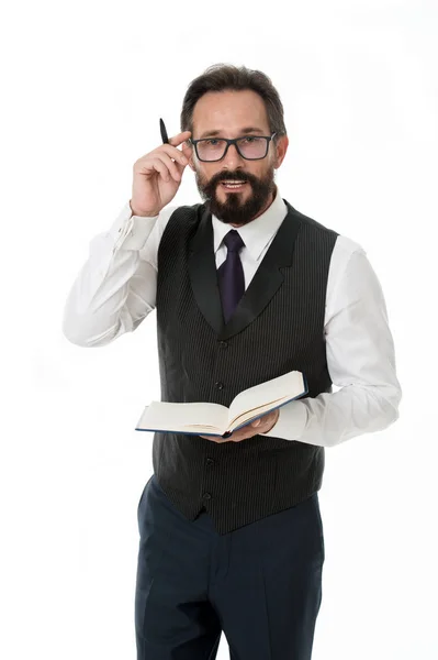 Concetto di lavoro. L'uomo barbuto con gli occhiali si concentra sul lavoro di carta. L'uomo d'affari ha una giornata impegnativa al lavoro. Il duro lavoro assicura il successo — Foto Stock