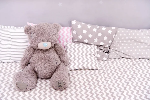 Speelgoed concept. Teddy bear speelgoed. Zacht stuk speelgoed op bed. Uw echte speelgoedwinkel — Stockfoto