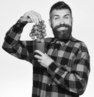 Tarım ve sonbahar kavramı. Hasat adamla. Çiftçi yüz gülümseyen taze meyve suyu sunar