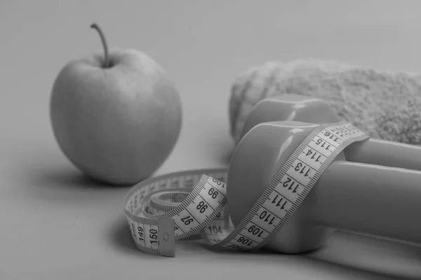 Langhanteln von saftigen grünen Apfel. Sportgeräte aus nächster Nähe. Leichtathletik und Abnehmkonzept — Stockfoto