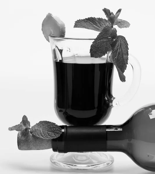 Ingefära och mynta lämnar inredning på glas och kork. Glögg i glas med inredning nära ansluten flaska. — Stockfoto