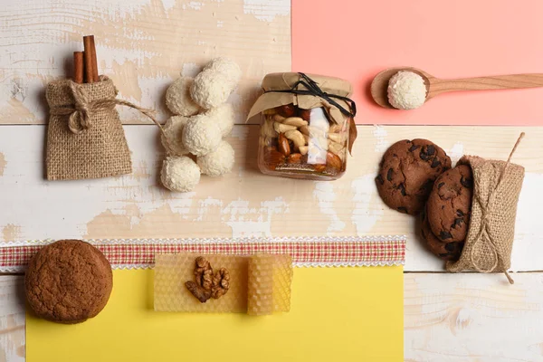 Concepto de dulces caseros. Tarro lleno de nueces y miel , — Foto de Stock