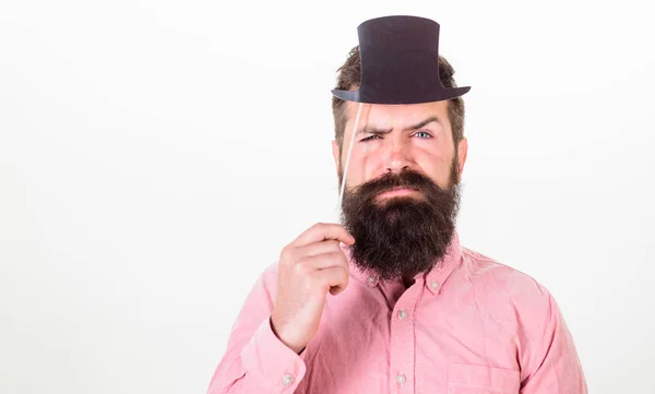 Garanterade sätt visas smartare än du är. Bra att vara smart, men intelligens är svår sak att fästa. Man bearded hipster håll papp hatt se smartare och allvarliga på vit bakgrund — Stockfoto