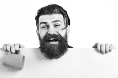 Kağıt levha holding turuncu bardak studio arka planda. Sakallı acımasız beyaz hipster kağıt levha ve Kupası ile