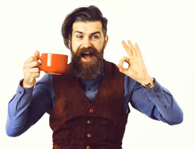 mutlu yüz beyaz arka plan üzerinde izole çay. sakallı adam holding Kupası Kahve, çay ile mutlu yüz