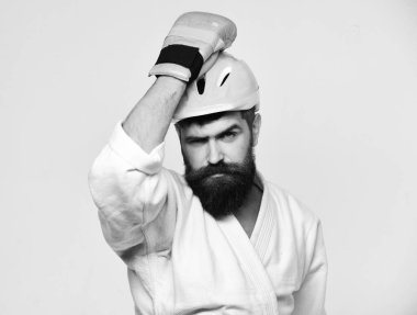 MMA spor kavram. Kimono ve pembe kask beyaz sakallı