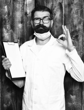 Tıp kavramı. Sakallı acımasız beyaz doktor veya pano ile lisans üstü öğrenci