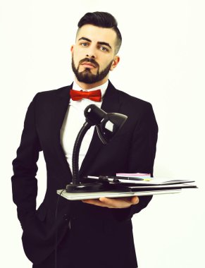 Kendinden emin ve başarılı iş ve ofis iş kavramı. Sakallı Ofis Yöneticisi siyah takım elbise ve kırmızı yay