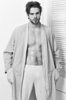 Maço bornoz ile gövde ve altı paketleri içinde. Adam ya da ev veya banyo giysileri figürlü seksi vücut geliştirmeci.