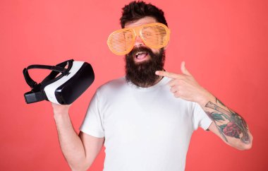 Alternatif gerçeklik. Adam ne tercih gerçek veya sanal karar. Sanal gerçeklik kulaklık ve kırmızı zemin üzerine çok güneş gözlüğü sakallı adam hippi. Gerçeklik ve Vr tercihi