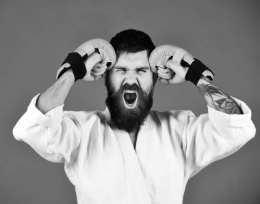 Savaş ana bağırıyor ve kafasını vurdu. Oryantal spor kavram. Karate adam üniformalı deli yüz