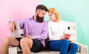 Biz göz kulak olacak. Uzlaşma bulmak. Film izleyecek dizüstü bilgisayar ile bir çift gördüm. Aile birlikte boş zaman harcamak. Seçme film çift ve karşıt görüş var. İki farklı görüş film hakkında