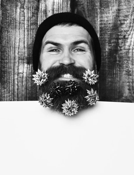Uomo barbuto, brutale hipster caucasico divertito con stelle della decorazione regalo — Foto Stock