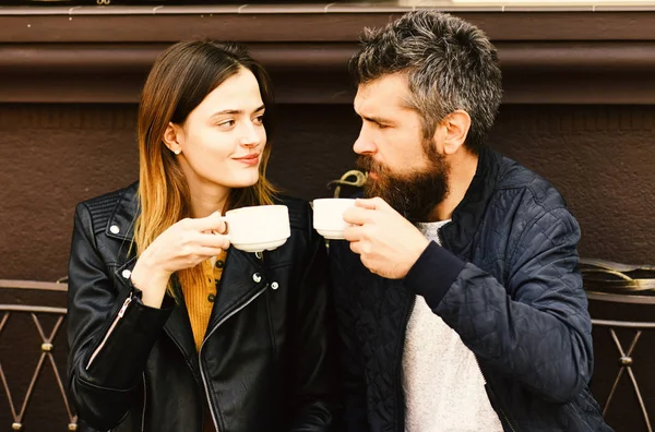 Kapcsolat és az édes élet fogalma. Portréja ül egy kávézóban, kedves romantikus pár — Stock Fotó